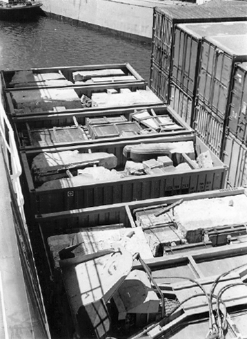The first shipment of granite in its cargo containers at the Surrey docks in England. All 10,276 pieces of stone were methodically numbered so that the bridge could be reassembled like a giant jigsaw puzzle. Courtesy of Lake Havasu Museum of History.