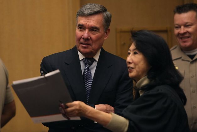 During a visit to the San Francisco Drug Court, Office of National Drug Control Policy Director R. Gil Kerlikowske discusses alternatives to traditional sentencing options for drug offenders. Photo courtesy of White House Office of National Drug Control Policy