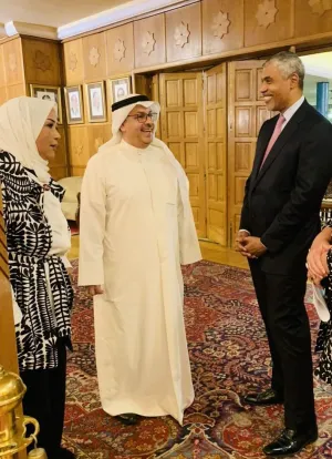 Ian Saunders talks with Kuwaiti customs leaders and the Director General