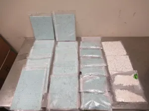 Paquetes que contienen casi 15 libras de fentanilo y 2,873 pildoras de Xanax decomisados por oficiales de CBP en Puente Internacional de Hidalgo.