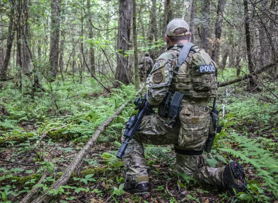 Photo of Bortac agent in the woods during the New York manhunt