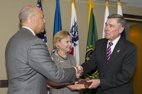Photo of Homeland Security Secretary Jeh Johnson officially swearing in Commissioner Kerlikowske/