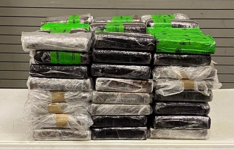 Paquetes que contienen 260 libras de cocaina decomisada por oficiales en Puente Internacional de Pharr.
