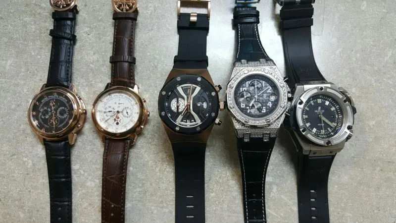 Fraudulent watches with poor quaiity materials are displayed.  