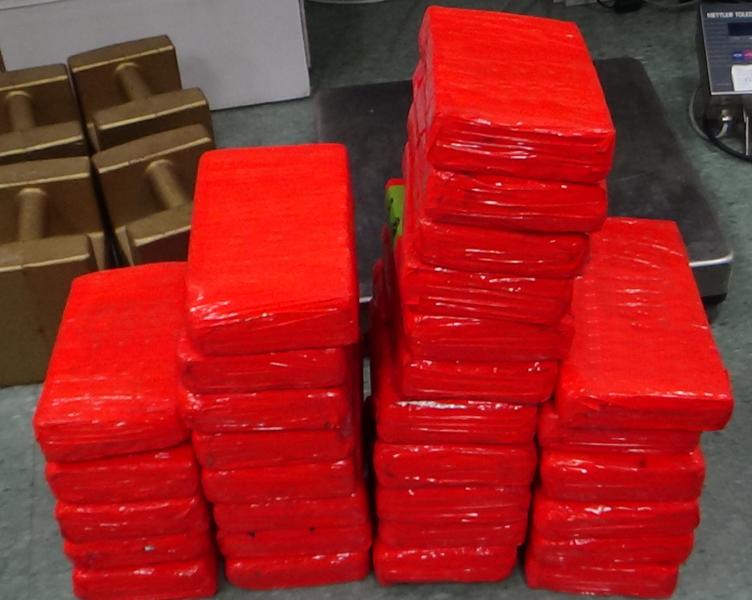 Paquetes que contienen 68 libras de cocaína decomisada por oficiale de CBP en el Puerto de Brownsville.