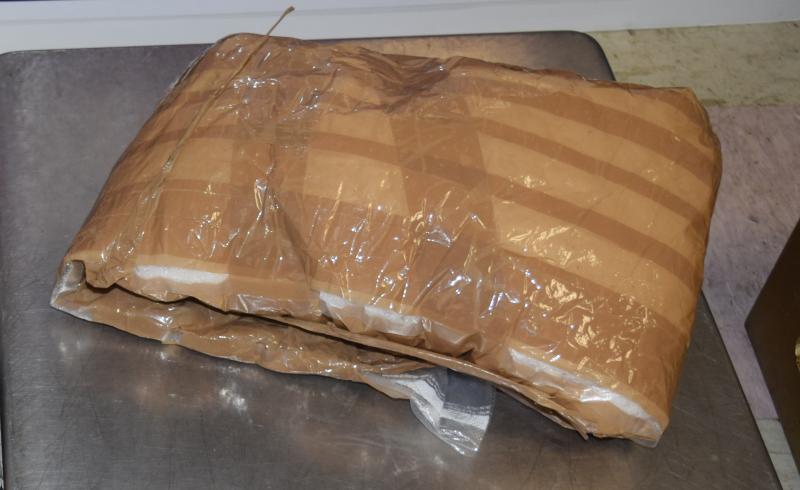 Paquete que contiene 6.74 libras de metanfetamina decomisada por oficiales de CBP en Puente Internacional B&M