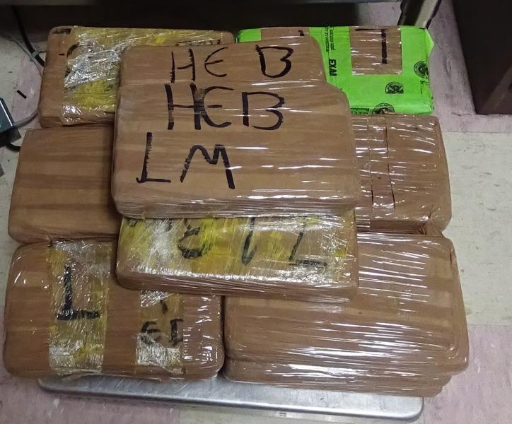 Paquetes que contienen casi 49 libras de cocaina decomisada por oficiales de CBP en Puerto de En trada de Brownsville
