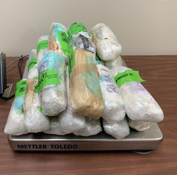 Paquetes que contienen 28 libras de metanfetamina decomisada por oficales de CBP en Puente Internacional de Hidalgo
