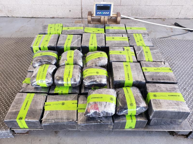 Paquetes que contienen 326 libras de metanfetamina decomisada por oficiales de CBP en Puente Internacional de Pharr-Reynosa